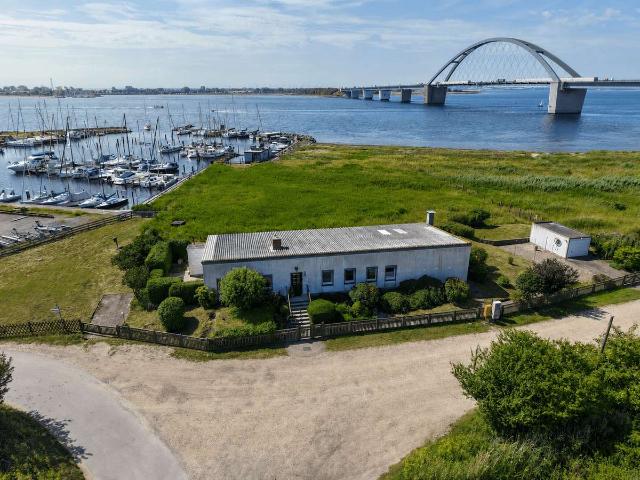 Einmalige Alleinlage am Fehmarnsund – Einfamilienhaus mit Einliegerwohnung, Meer und Hafenblick