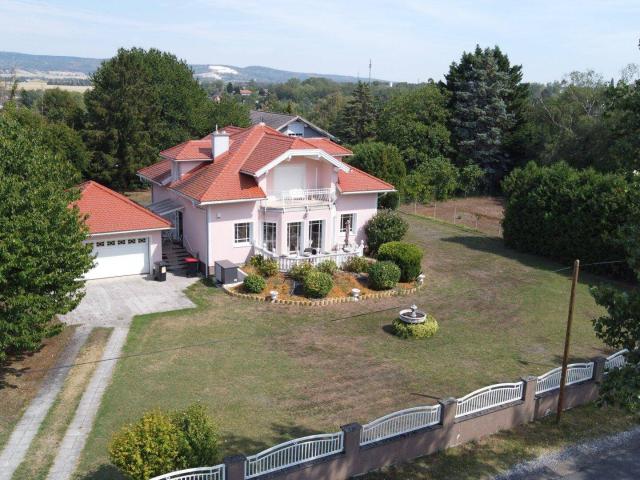 Einmalige Aussichtslage – stilvolles Wohnhaus auf über 2.000 m² mit unverbaubarem Traumblick