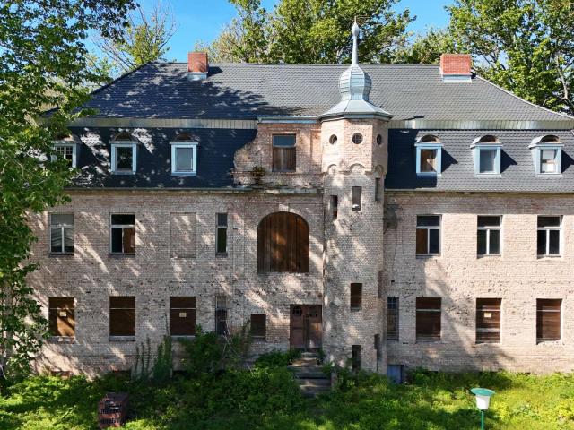 Einmalige Gelegenheit: Ein Schloss mit großem Park in der Nähe von Halle Saale