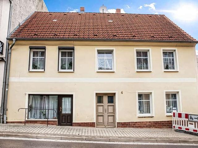 EINMALIGE GELEGENHEIT: ZWANGSVERSTEIGERUNG AM 26.11.26 EINES EINFAMILIENHAUSES MIT EINLIEGERWOHNUNG