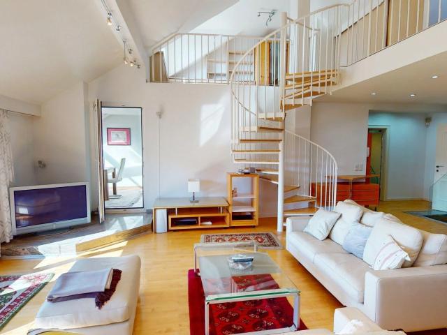 Einmalige Dachgeschoss Maisonette mit Top Ausstattung
