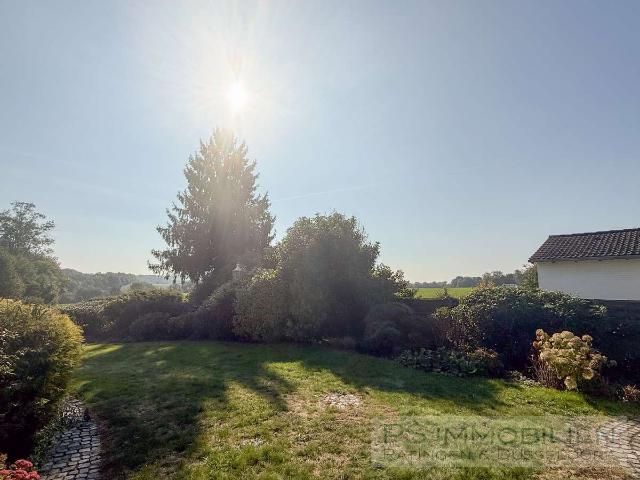 Einmalige Lage mit unverbaubarem Blick Sanierungsbedürftiger Bungalow auf großem Grundstück