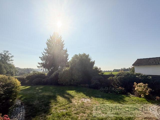 Einmalige Lage mit unverbaubarem Blick Sanierungsbedürftiger Bungalow auf großem Grundstück