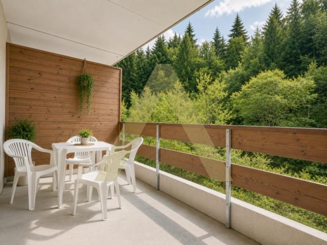 Einrichtungsmöglichkeit mit Balkon in grüner Umgebung