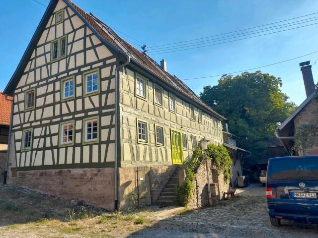 Eins der schönsten Häuser der Region m. Pferdeställen und Scheune