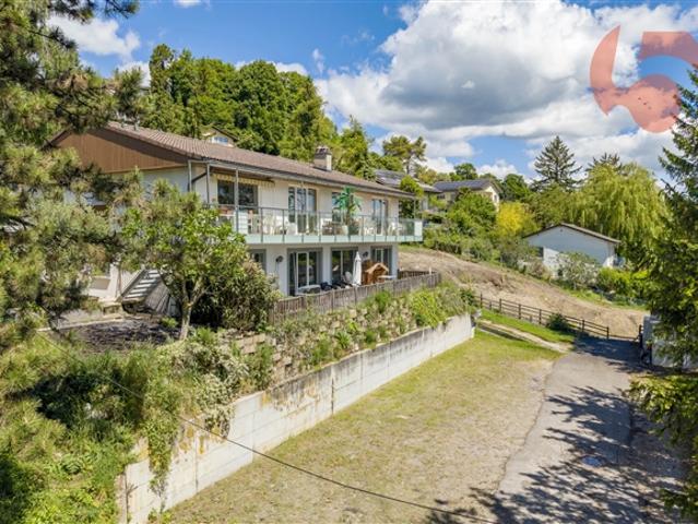 Einstehende Villa mit Mieteinnahmen nur einen Steinwurf vom See entfernt