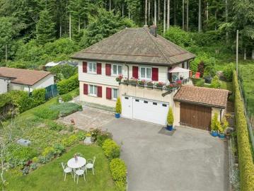 Einstehendes Haus am Waldrand