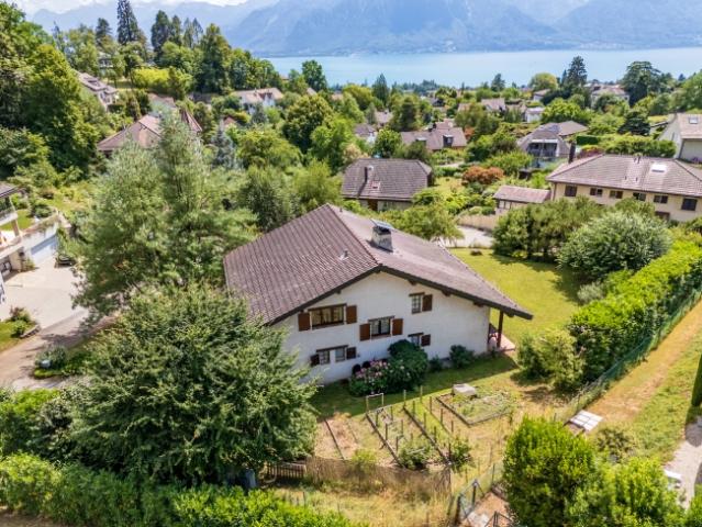 Einstehendes Haus auf großem Grundstück mit Blick auf den See