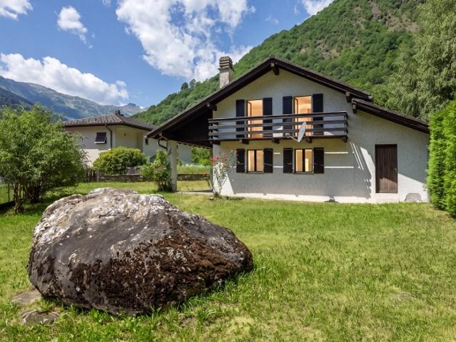 Einstehendes Haus im sonnigen Val di Blenio