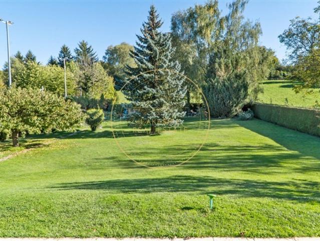 Einstehendes Haus mit 400 m² Wohnfläche auf einem Grundstück von 2800 m²