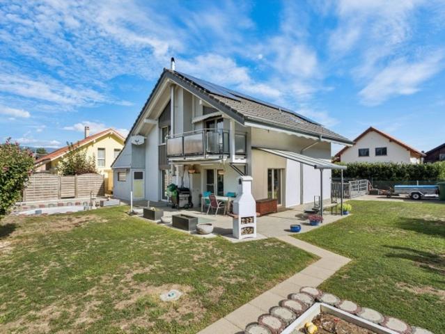 Einstehendes Haus mit 4 Schlafzimmern, 300 Meter vom Neuchâtelsee entfernt