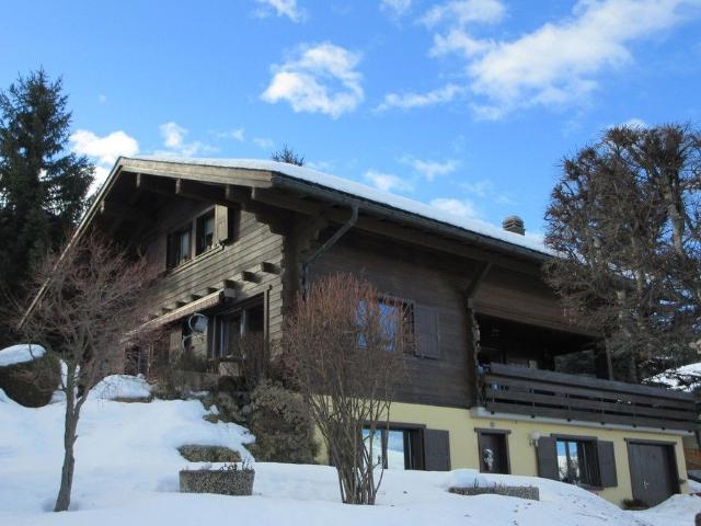 Einstehendes Haus mit Bergblick