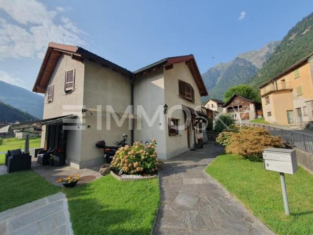 Einstehendes Haus mit Bergpanorama und Außenbereichen