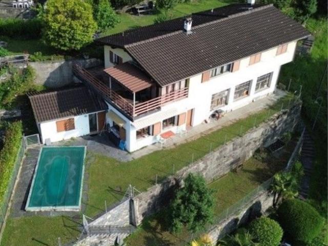 Einstehendes Haus mit Blick auf den See