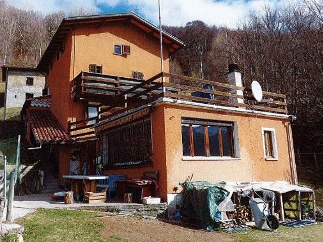 Einstehendes Haus mit Garten