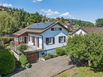 Einstehendes Haus mit Reihenhaus und großzügigem Garten