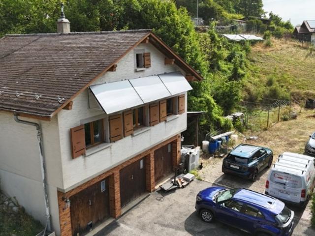 Einstehendes Haus mit Wohnung, Garagen und Räumlichkeiten