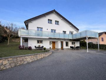 Einstehendes Haus mit verfügbarer Ausstattung und eigenem Eingang