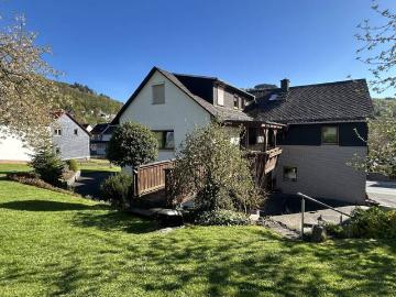 Eiershausen: Gepflegtes Wohnhaus mit 2 Wohneinheiten und großem Garten