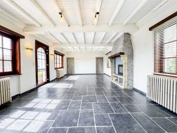 Eigendom met loods, zwembad en multifunctionele bureauruimte op een perceel van ca. 2.700 m²