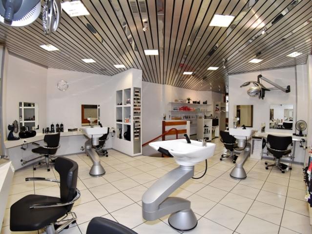 Eigener Coiffeur /Beauty Salon eingerichtet + bezugsbereit