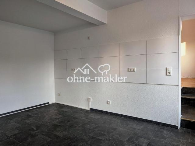 Eigener Eingang, Holzdielen & Schlafen unterm Dach: 2 Zimmer Wohnung in Merscheid