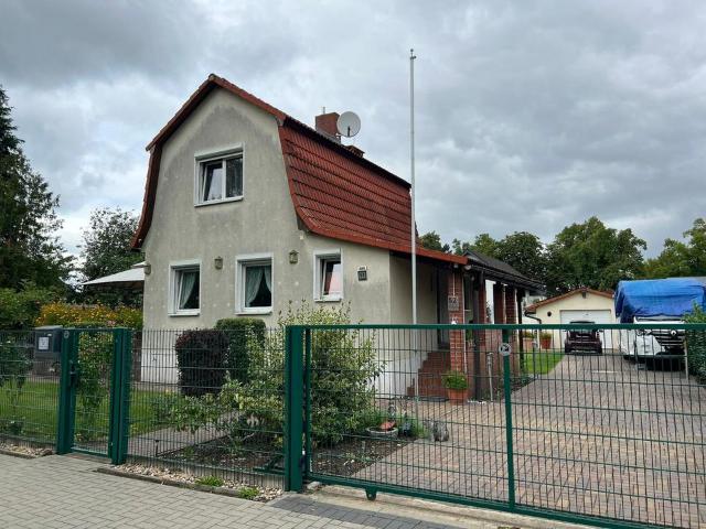 Eigenheim 2 Zimmer mit Pool und großer Garage in Falkensee