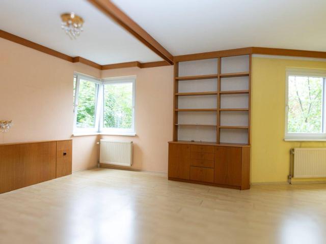 Eigentumswohnung in der Weilburgstraße: ehemalige 3 Zimmer Wohnung umg+ Tiefgaragenplatz ebaut auf eine großzügige 2 Zimmer Wohnung, mit Loggia: im 2.Stock zu Fuß