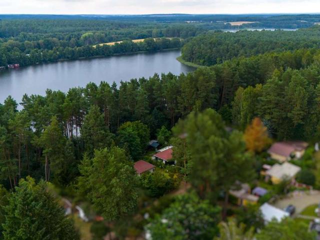 Eigentumsland & Wasserzugang: Zwei Ferienbungalows in purer Natur