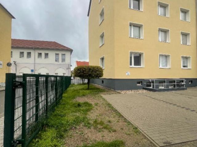 EILENBURG STADT * ERDGESCHOSS * 2 ZIMMER, KÜCHE, TAGESLICHTBAD * STELLPLATZ * mittendrin statt nur dabei
