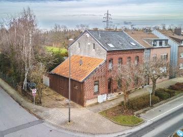 Eilendorf! Großes, modernisierungsbedürftiges 2 Familienhaus mit Garage und mehreren Stellplätzen