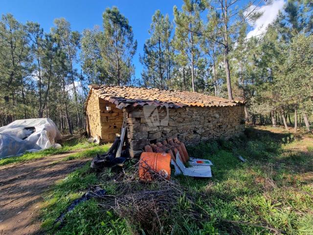 Eira Velha Terreno rústico com construção em pedra e excelentes acessos