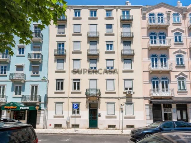 Eis um imóvel que dificilmente encontra no mercado. Elegante apartamento com 163 m² vendido em conjunto com garagem box de 47 m² na Avenida Visconde Valmor. ACEITA SE PERMUTA!