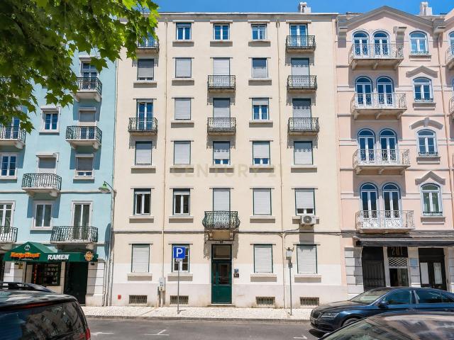Eis um imóvel que dificilmente encontra no mercado. Elegante apartamento com 163 m² vendido em conjunto com garagem box de 47 m² na Avenida Visconde Valmor. ACEITA SE PERMUTA!