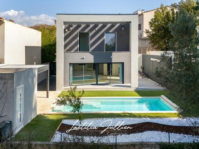 Eoures 13011 – Maison d’architecte contemporaine T4 de 114 m² – Piscine chauffée – Terrain clos 400 m² – Vue dégagée – Prestations haut de gamme