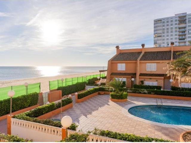 El chalet adosado en primera línea de playa en El Perellonet
