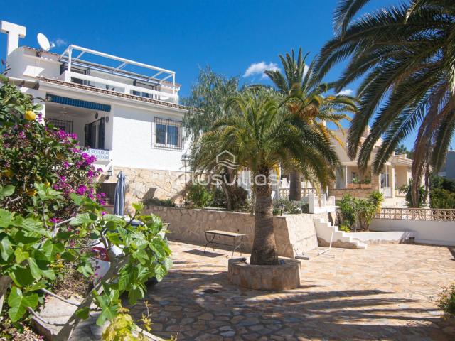 El chalet se divide en 2 viviendas individuales. Cuenta con. 330m² Calpe Calp