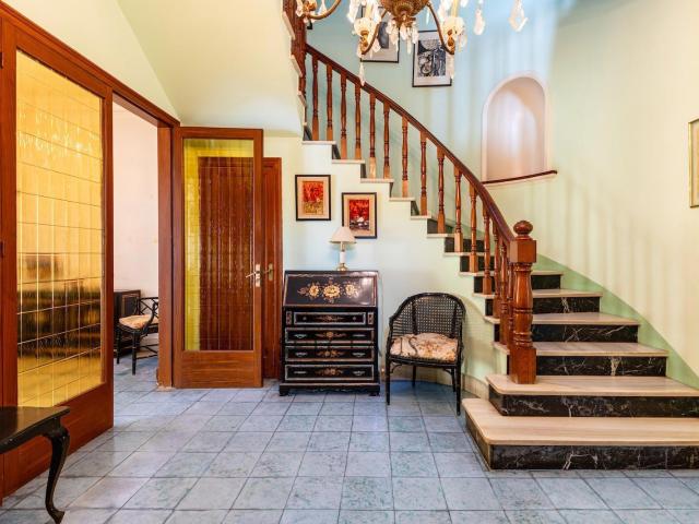 El Masnou. Céntrica, con mucho espacio y amplio patio traser. 224m² El Masnou