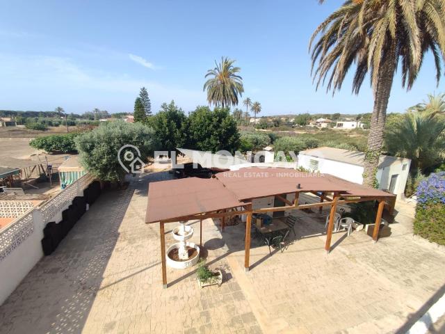 El Moncayo properties pone a la venta esta fantástica casa d. 191m² La Marina