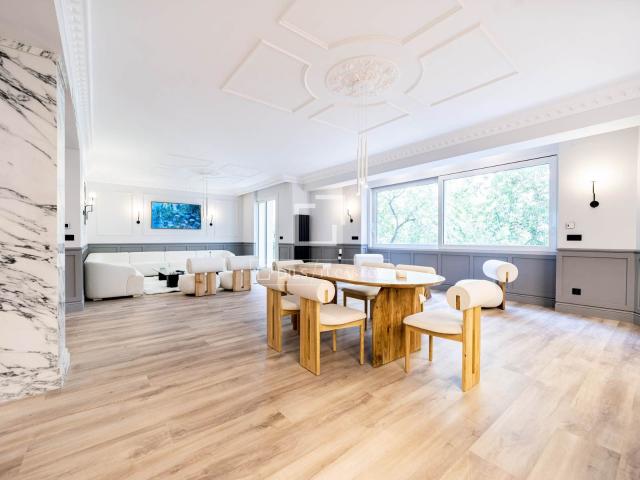 El piso, integralmente reformado de diseño, cuenta con 261 m. 265m² Madrid