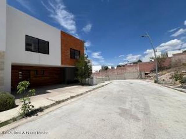 El Pueblito, Valle Tinto VENTA. Casa con estudio, family room, 3 recamaras