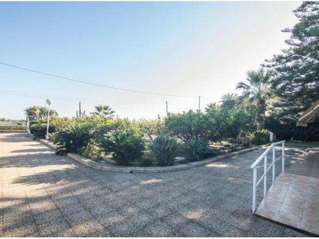 EL REFUGIO MEDITERRÁNEO CON EL QUE SIEMPRE SOÑASTE: GRAN CHALET CON PARCELA DE 4.000 M2 ENTRE ELCHE