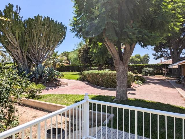 EL REFUGIO MEDITERRÁNEO CON EL QUE SIEMPRE SOÑASTE: GRAN CHALET CON PARCELA DE 4.000 M2 ENTRE ELCHE Y SANTA POLA