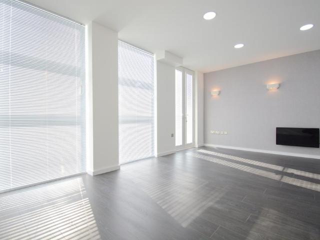 Elmwood Avenue, Feltham TW13 1 bed flat to rent £1,150 pcm £265 pw