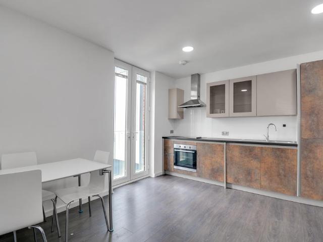 Elmwood Avenue, Feltham TW13 1 bed flat to rent £1,325 pcm £306 pw