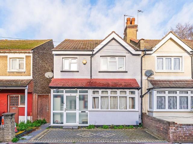 Elmwood Road, Croydon, CR0 4 bed semi detached house to rent £2,701 pcm £623 pw
