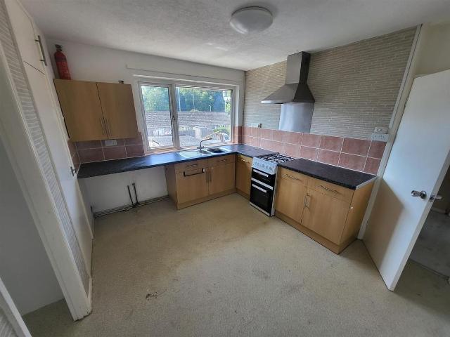 Elm Crescent, Bridgend CF31, 2 bed flat to rent, £850 pcm | PrimeLocation