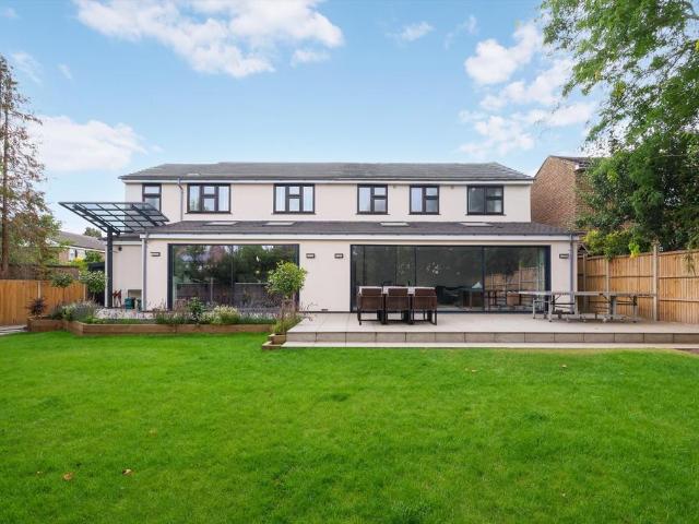 Elm Gardens, Claygate, Esher, Surrey. 4 bed detached house to rent £7,500 pcm £1,731 pw