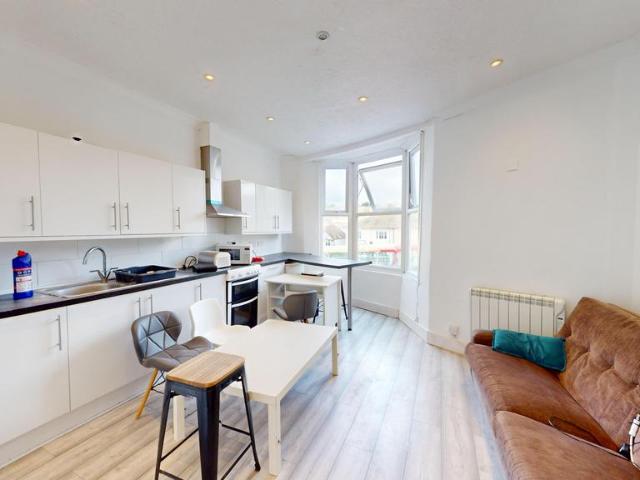 Elm Grove 5 bed flat to rent £2,500 pcm £577 pw