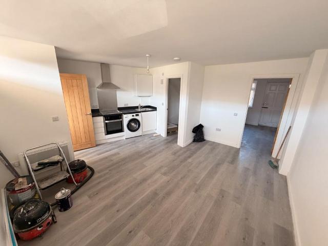 Elm Grove, Hayling Island PO11 1 bed flat to rent £750 pcm £173 pw